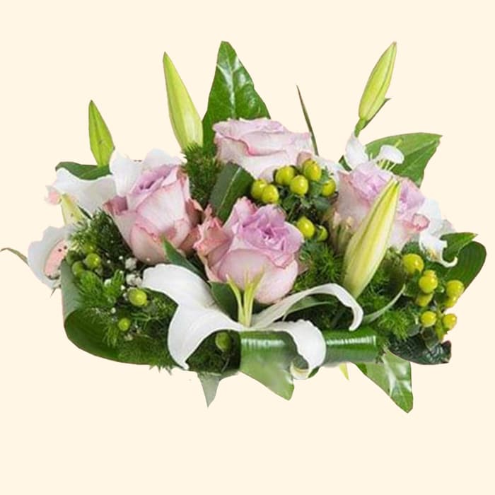 Consegniamo a domicilio a Roma bouquet di rose ipericum lilium e aspidistra