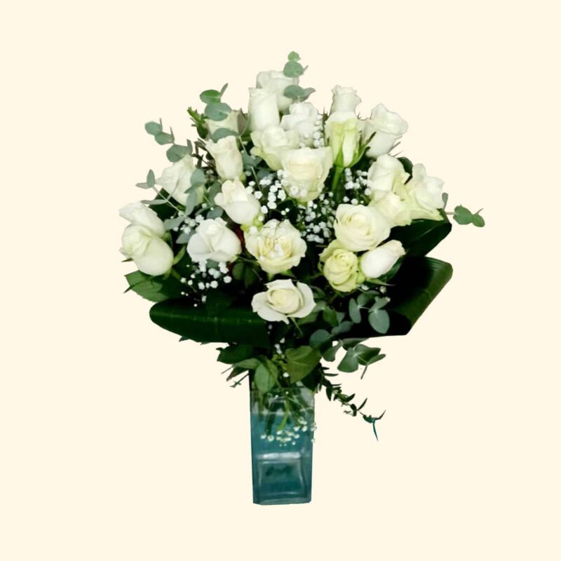 consegniamo a Roma in giornata Bouquet composto da 24 Splendide Rose Bianche con verde decorativo. Fiori freschissimi e curati.