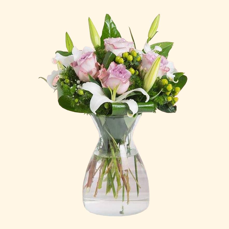 Consegniamo a domicilio a Roma bouquet di rose ipericum lilium e aspidistra