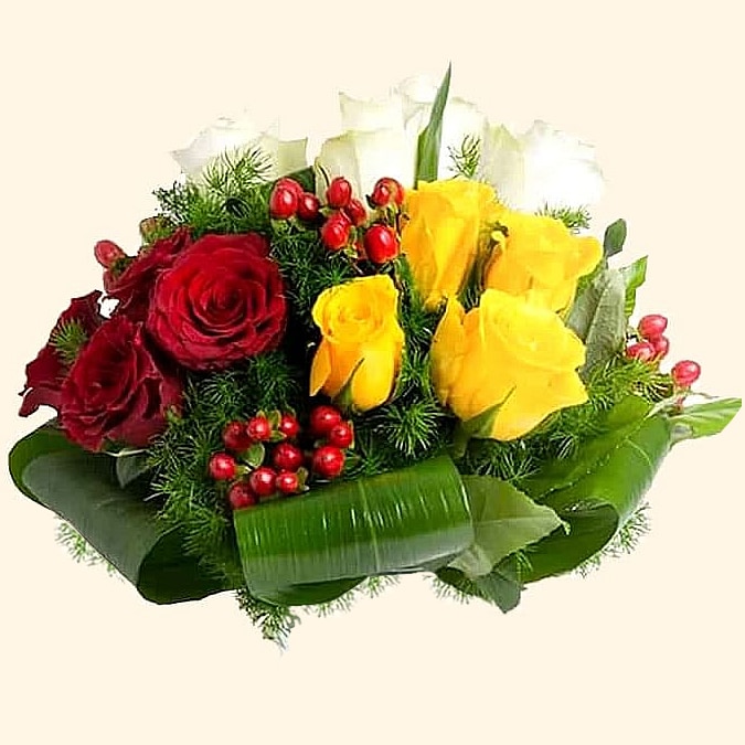 Consegna a domicilio a Roma Bouquet di Rose colorate, Ipericum e Aspidistra