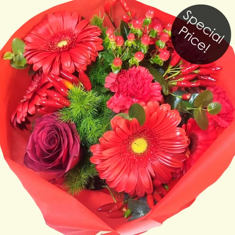 Un allegro bouquet sui toni del rosso. Flowers delivery Rome