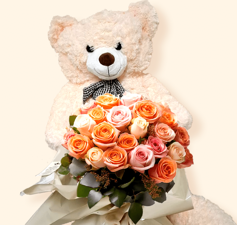 Splendido mazzo di Rose colorate appoggiato sulle ginocchia di un orsacchiotto di Peluche di dimensioni extralarge. Consegna a domicilio a Roma