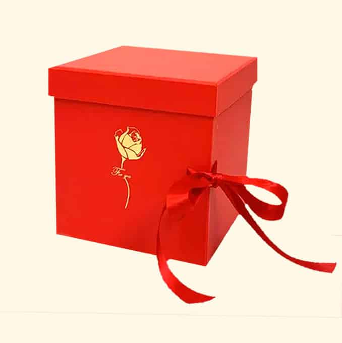 Flower Box con rose fresche rosse. Consegniamo a domicilio a Roma